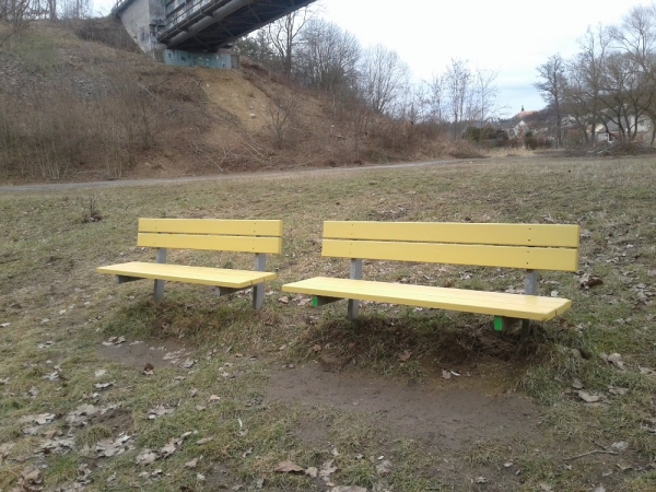 Opravujeme a natíráme lavičky